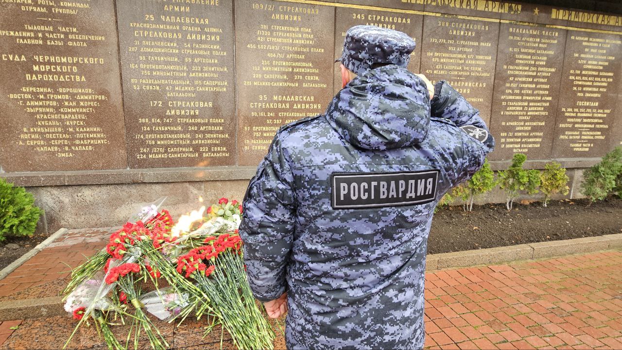 В Крыму и Севастополе росгвардейцы присоединились к мероприятиям, посвященным Дню Героев Отечества В Крыму и Севастополе росгвардейцы присоединились к мероприятиям, посвященным Дню Героев Отечества