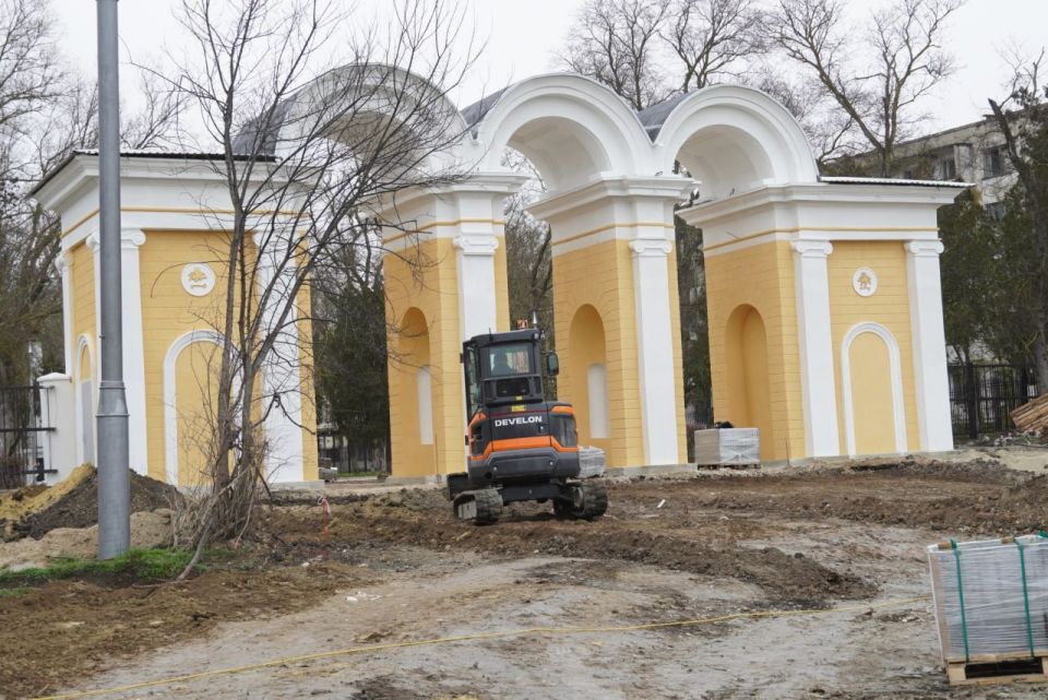 Глава администрации Керчи Олег Каторгин проинспектировал ход работ в Приморском парке Глава администрации Керчи Олег Каторгин проинспектировал ход работ в Приморском парке