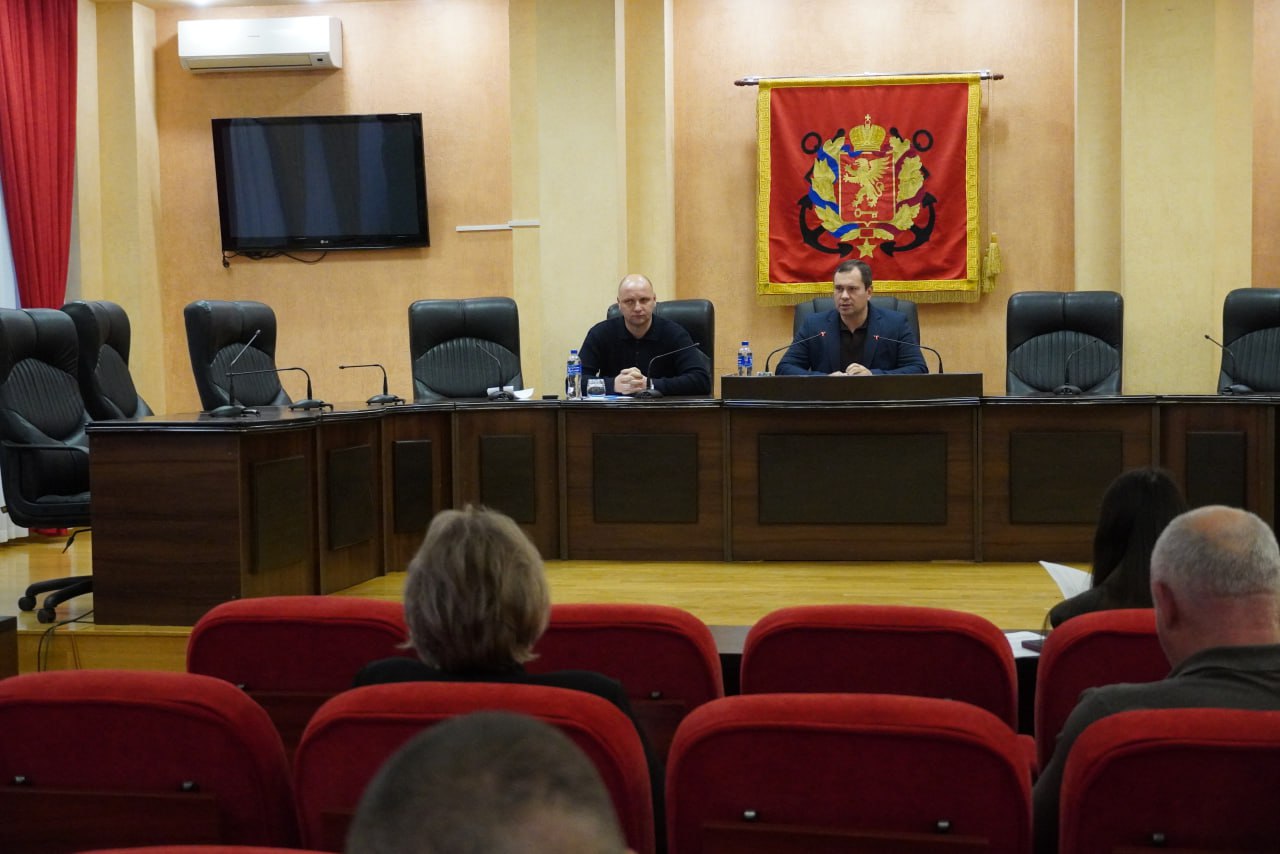 Глава администрации Керчи Олег Каторгин провел очередное заседание «Депутатского часа» Глава администрации Керчи Олег Каторгин провел очередное заседание «Депутатского часа»