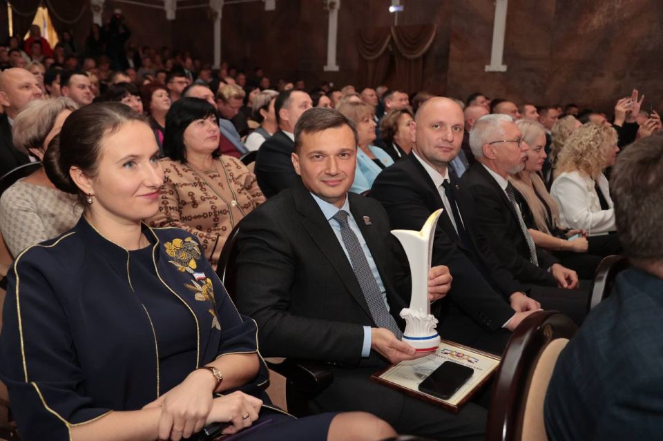 Константин Шимановский: Вместе с первым заместителем главы администрации Сергеем Александровичем Банновым приняли участие в торжественном собрании Совета муниципальных образований Республики Крым, которое сегодня проходило в... Константин Шимановский: Вместе с первым заместителем главы администрации Сергеем Александровичем Банновым приняли участие в торжественном собрании Совета муниципальных образований Республики Крым, которое сегодня проходило в...