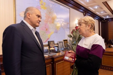 Аксёнов передал орден «За верность долгу» матери бойца СВО Евгения Коржова