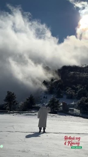 Зимний снежный Крым - это всегда про сказку: ледяные причалы, блестящее море и снежные вершины над Ялтой