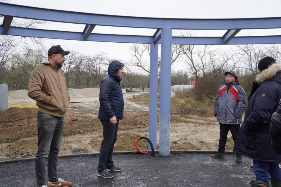 Глава администрации Керчи Олег Каторгин проинспектировал ход работ в Приморском парке