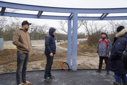 Глава администрации Керчи Олег Каторгин проинспектировал ход работ в Приморском парке