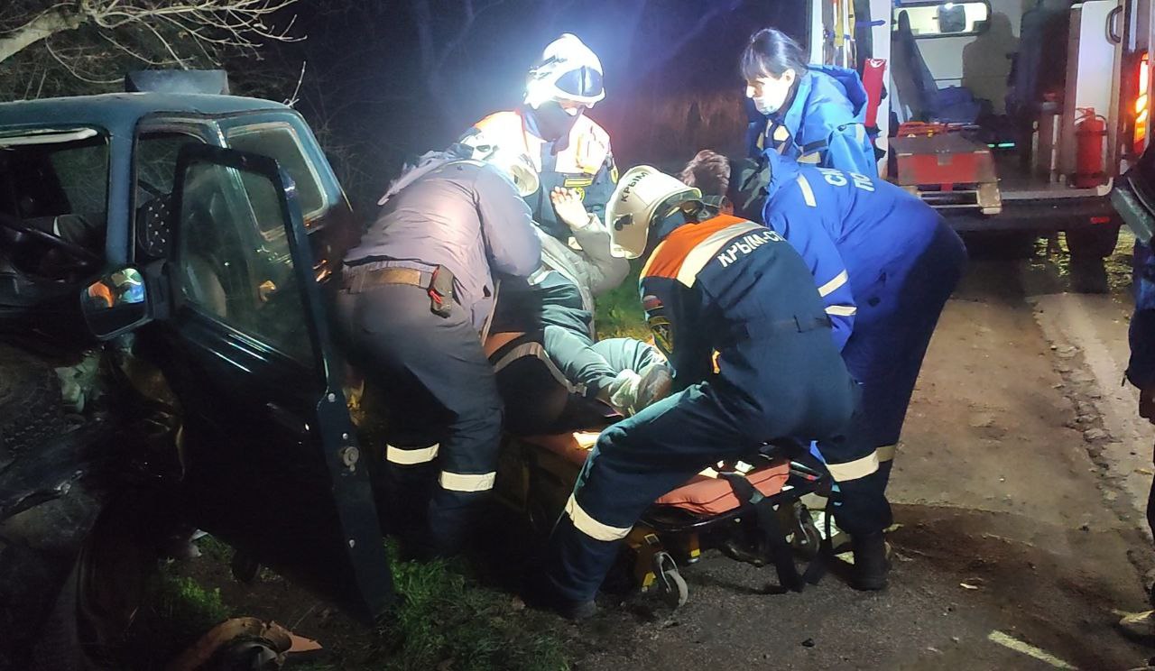 Спасатели ГКУ РК "КРЫМ-СПАС" ликвидировали последствия ДТП в городском округе Судак