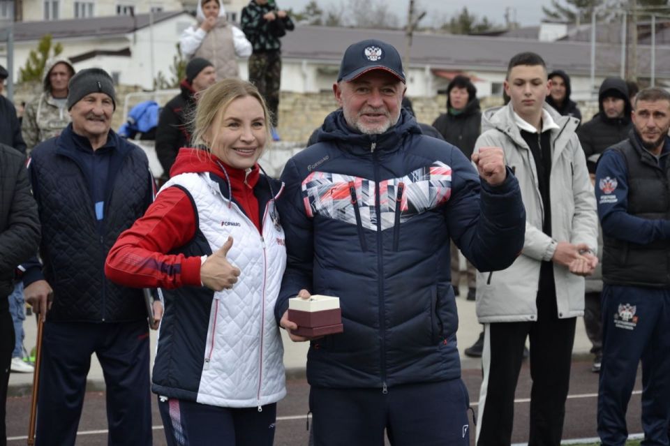 В Белогорске утренняя зарядка собрала более 100 спортсменов В Белогорске утренняя зарядка собрала более 100 спортсменов