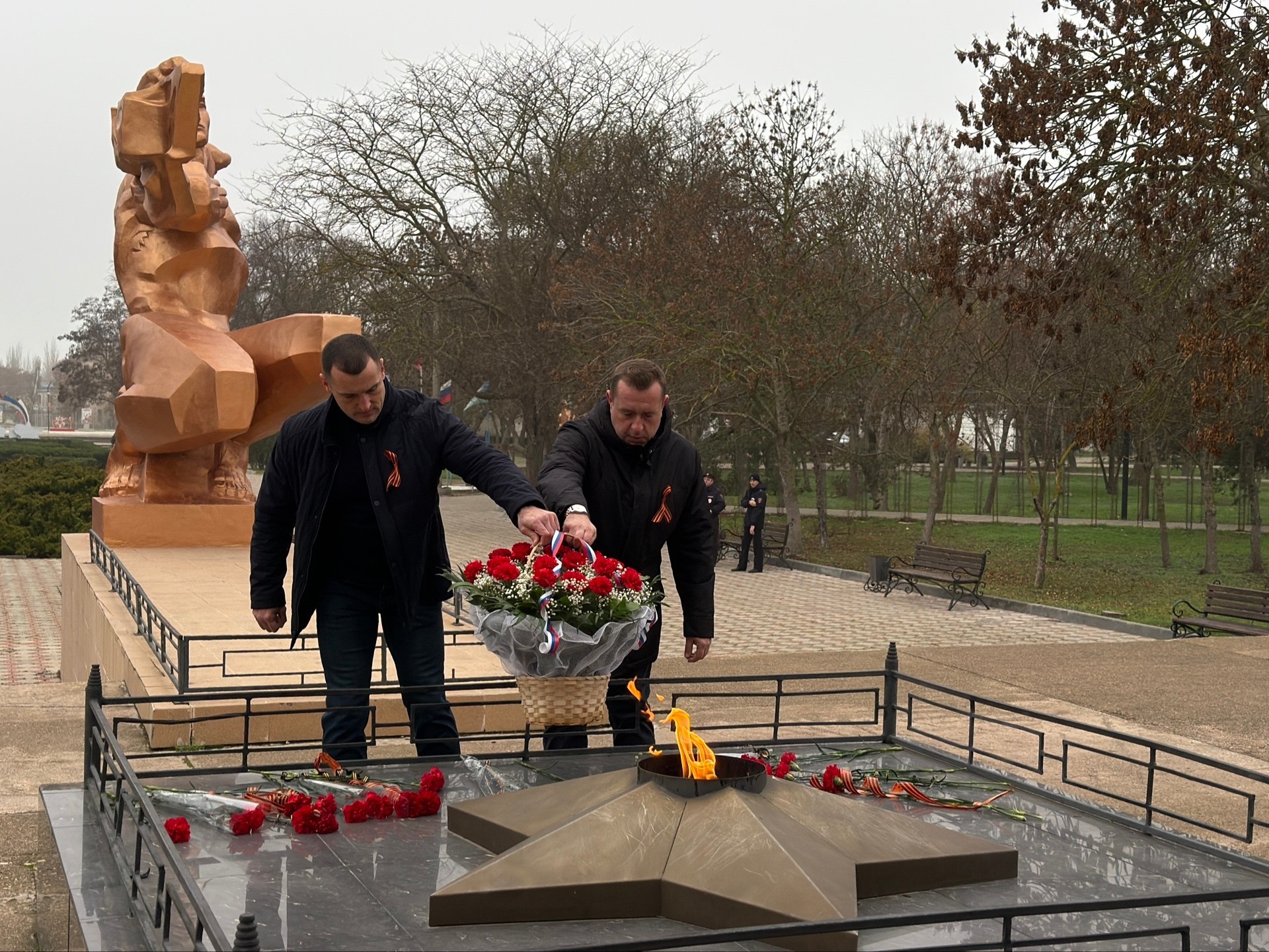 Возложение цветов ко Дню Героев Отечества Возложение цветов ко Дню Героев Отечества