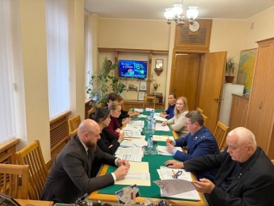 Заместители министра жилищной политики и государственного строительного надзора республики Крым Диана Курткаева, Иван Стефанюк и начальник правового управления министерства Зоя Мосейчук приняли участие в рабочем совещании...