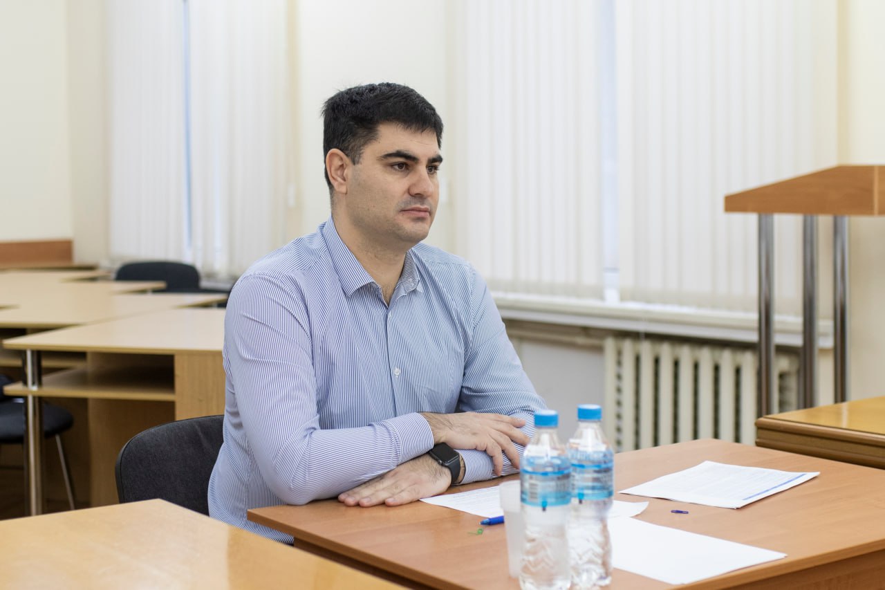 Михаил Афанасьев провёл личный приём граждан в администрации Симферополя Михаил Афанасьев провёл личный приём граждан в администрации Симферополя