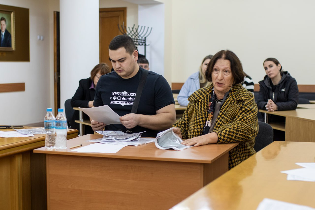 Михаил Афанасьев провёл личный приём граждан в администрации Симферополя Михаил Афанасьев провёл личный приём граждан в администрации Симферополя