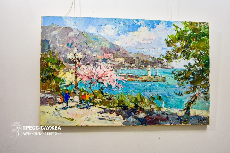 В Крымском ТЮЗе проходит выставка евпаторийских художников В Крымском ТЮЗе проходит выставка евпаторийских художников