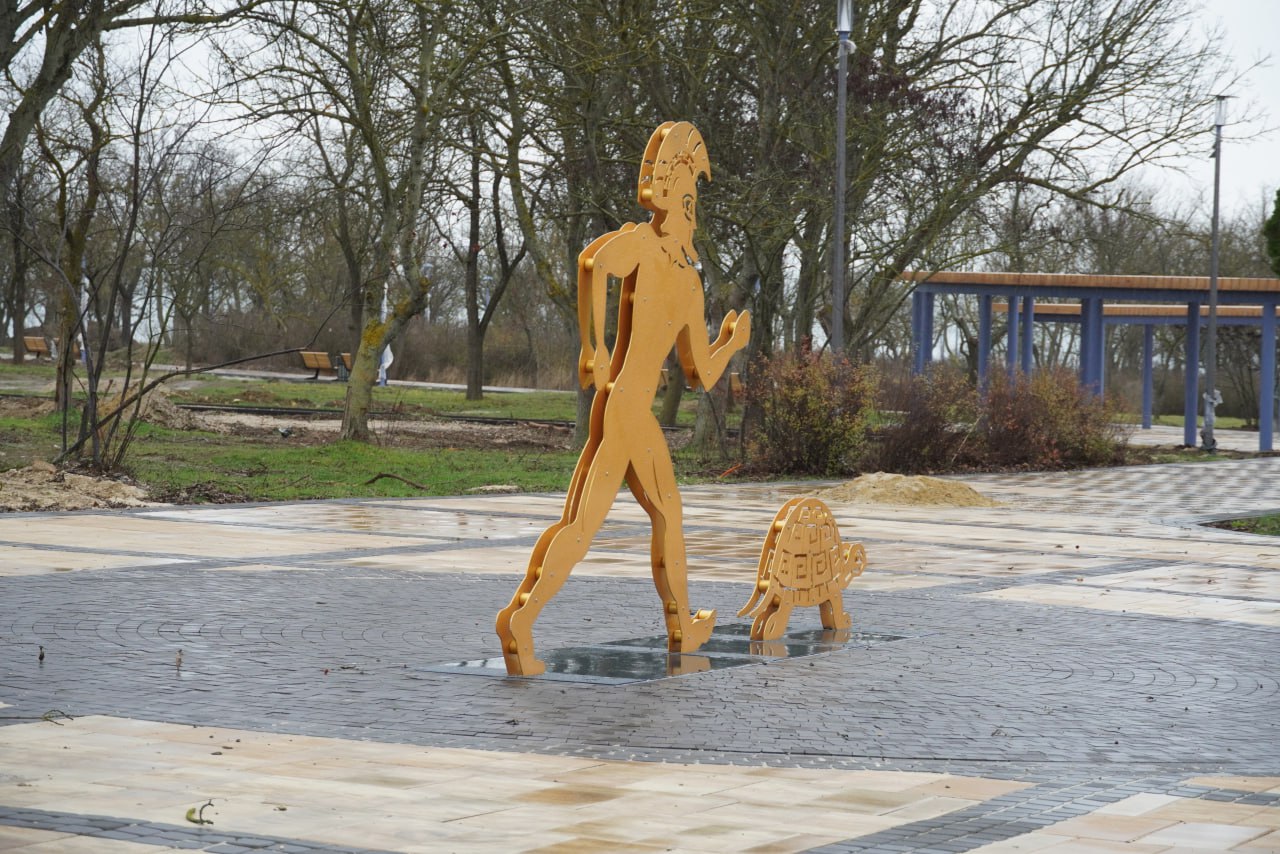 Глава администрации Керчи Олег Каторгин проинспектировал ход работ в Приморском парке Глава администрации Керчи Олег Каторгин проинспектировал ход работ в Приморском парке