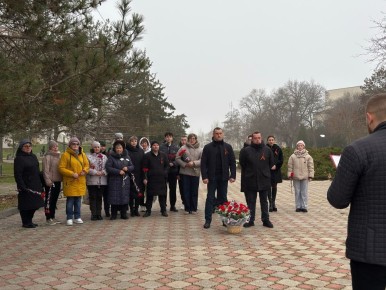 Возложение цветов ко Дню Героев Отечества