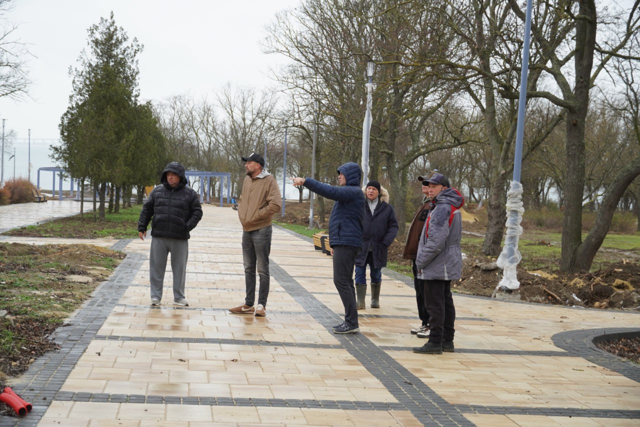 Глава администрации Керчи Олег Каторгин проинспектировал ход работ в Приморском парке Глава администрации Керчи Олег Каторгин проинспектировал ход работ в Приморском парке