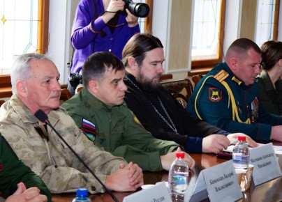 Руководитель специального гуманитарного центра Крымской митрополии, протоирей Дмитрий Кротков отметил важность духовно-нравственных ценностей для профессионального развития участников региональной кадровой программы «Герои...