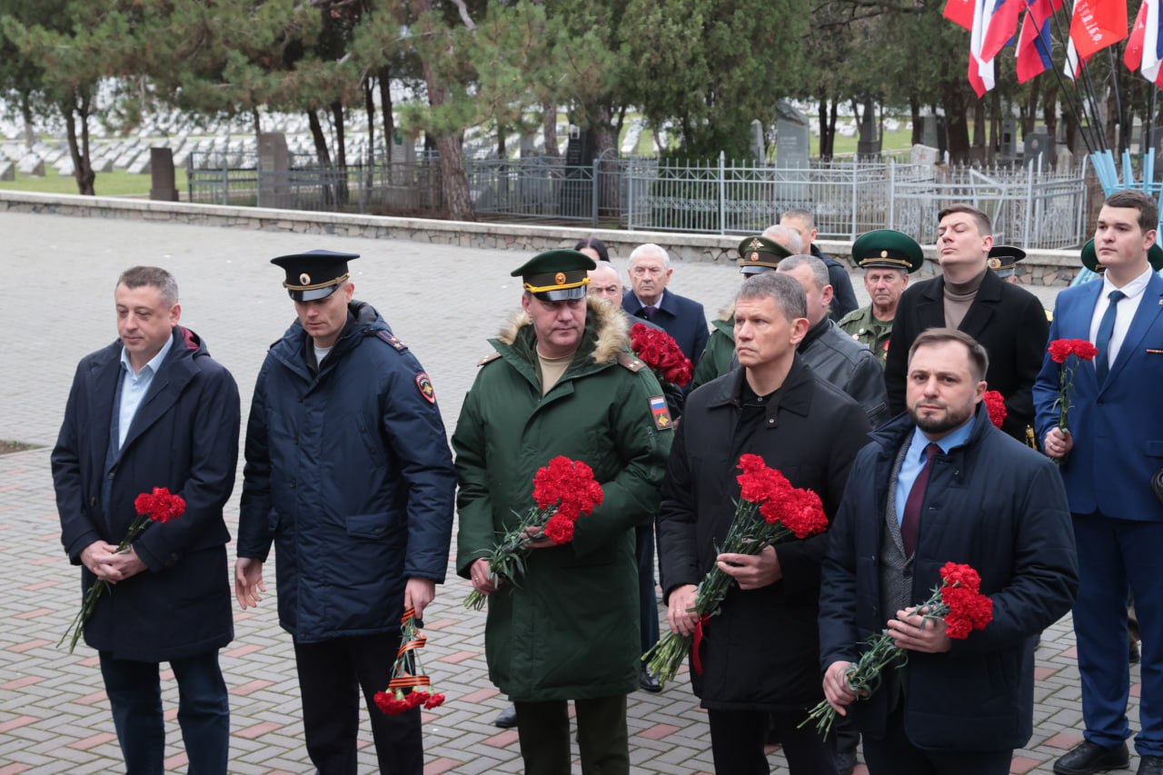 «Герои живут, пока жива память о них»: в Симферополе почтили память защитников Отечества «Герои живут, пока жива память о них»: в Симферополе почтили память защитников Отечества
