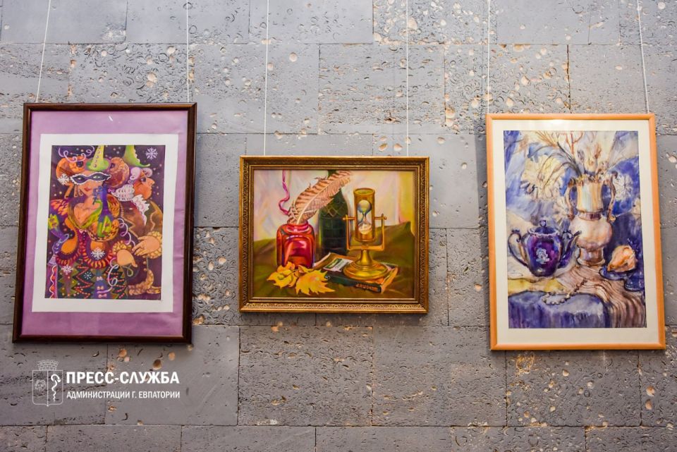В Крымском ТЮЗе проходит выставка евпаторийских художников В Крымском ТЮЗе проходит выставка евпаторийских художников