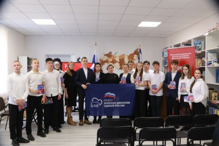 Ольга Урайкина: Ко Дню Конституции Российской Федерации в Бахчисарайской районной библиотеке им. А.С. Пушкина вручила 14-летним жителям Бахчисарайского района главные документы – паспорта граждан Российской Федерации