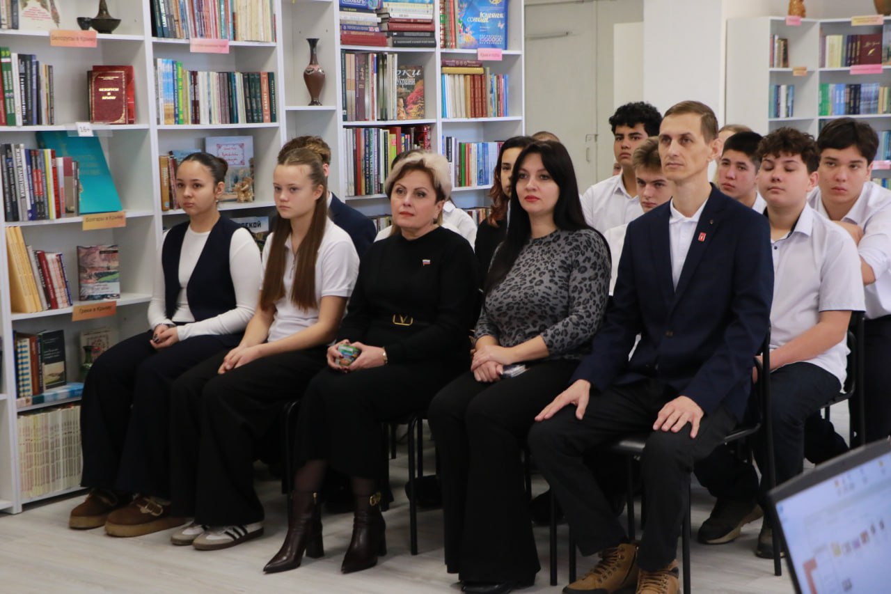 Ольга Урайкина: Ко Дню Конституции Российской Федерации в Бахчисарайской районной библиотеке им. А.С. Пушкина вручила 14-летним жителям Бахчисарайского района главные документы – паспорта граждан Российской Федерации Ольга Урайкина: Ко Дню Конституции Российской Федерации в Бахчисарайской районной библиотеке им. А.С. Пушкина вручила 14-летним жителям Бахчисарайского района главные документы – паспорта граждан Российской Федерации