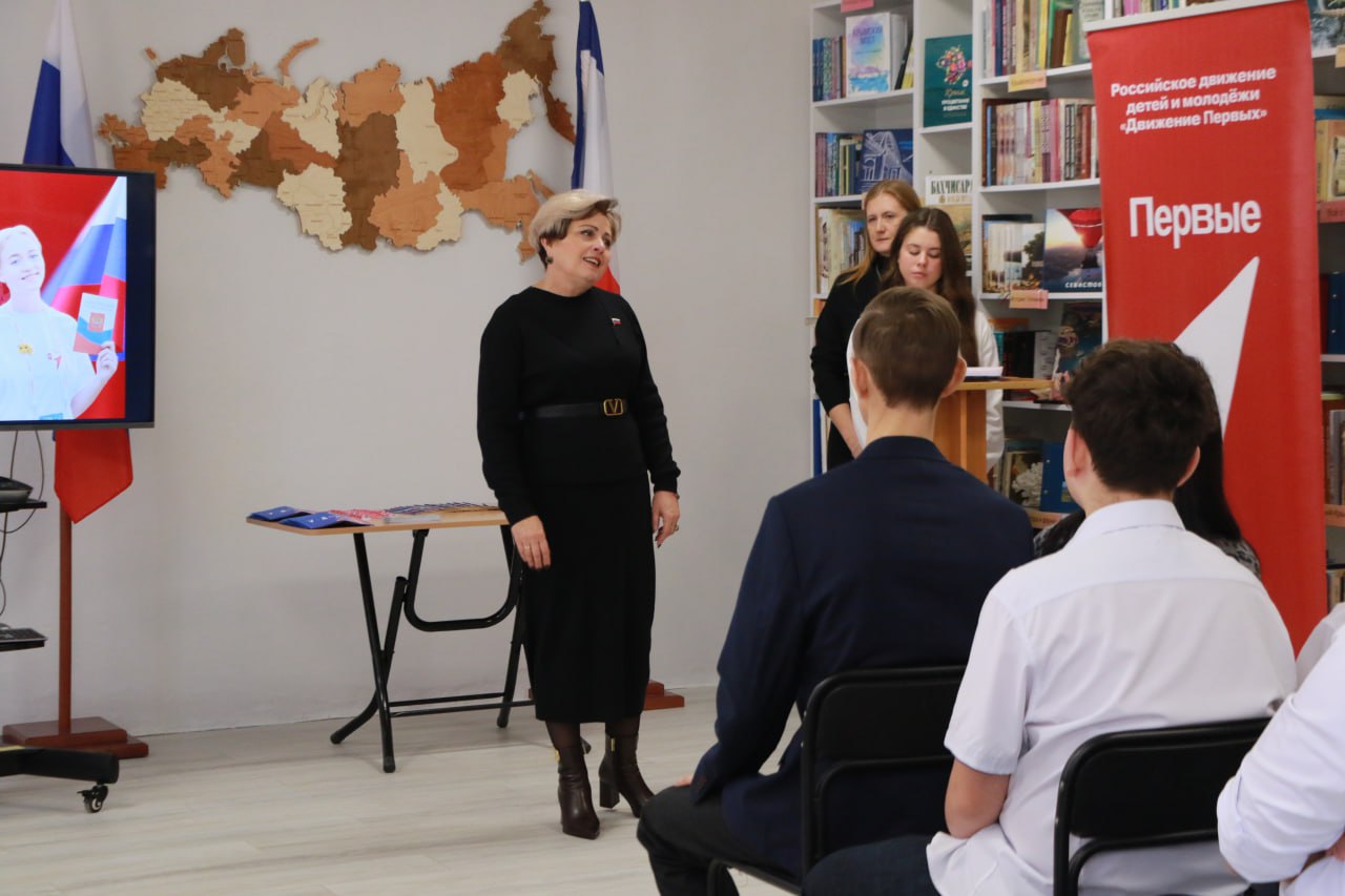 Ольга Урайкина: Ко Дню Конституции Российской Федерации в Бахчисарайской районной библиотеке им. А.С. Пушкина вручила 14-летним жителям Бахчисарайского района главные документы – паспорта граждан Российской Федерации Ольга Урайкина: Ко Дню Конституции Российской Федерации в Бахчисарайской районной библиотеке им. А.С. Пушкина вручила 14-летним жителям Бахчисарайского района главные документы – паспорта граждан Российской Федерации