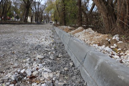 На улице Энгельса приступили к обустройству тротуаров