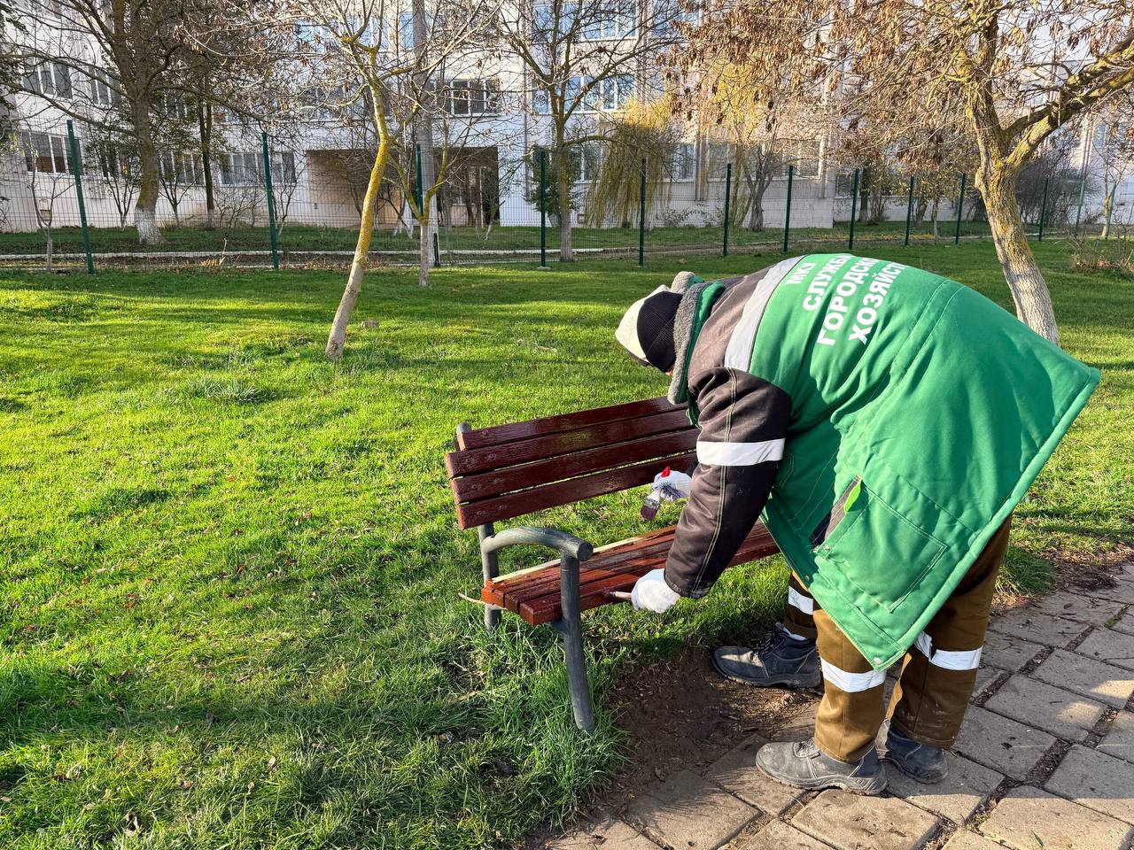 Сотрудники Службы городского хозяйства ремонтируют скамейки, установленные вдоль ул. Ворошилова Сотрудники Службы городского хозяйства ремонтируют скамейки, установленные вдоль ул. Ворошилова
