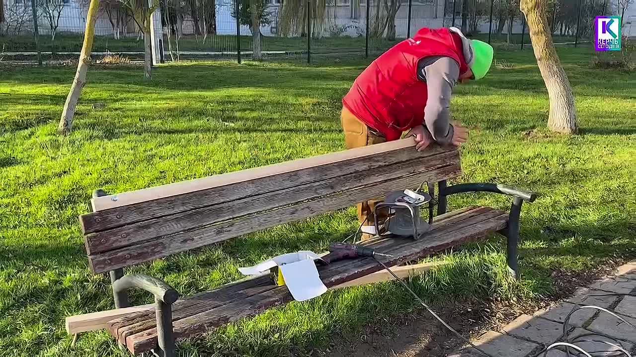 Сотрудники Службы городского хозяйства ремонтируют скамейки, установленные вдоль ул. Ворошилова