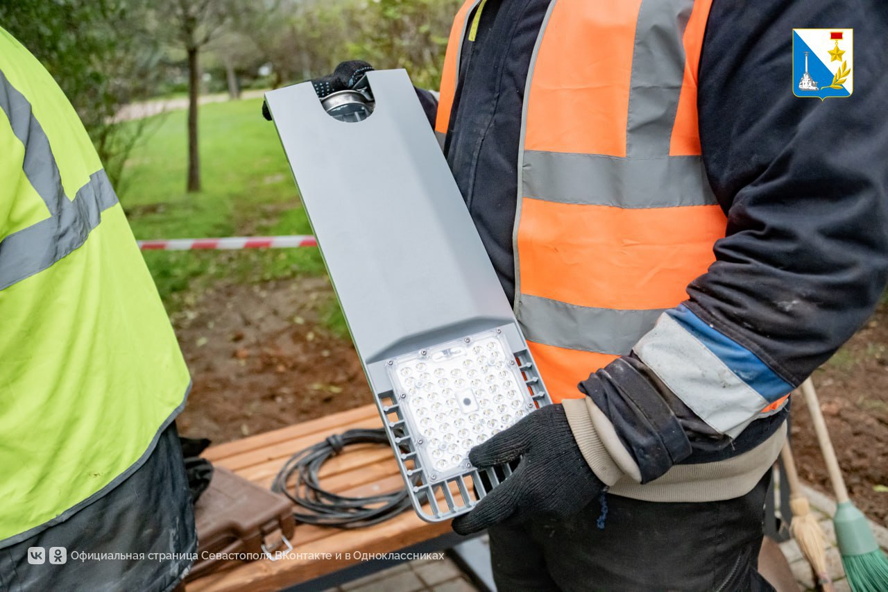 «Горсвет» смонтировал дополнительное освещение в Динопарке «Горсвет» смонтировал дополнительное освещение в Динопарке