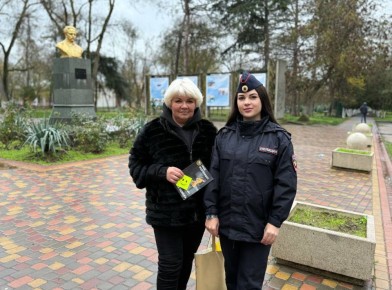 Автоинспекторы в городе Керчи напомнили пешеходам правила безопасности на дороге