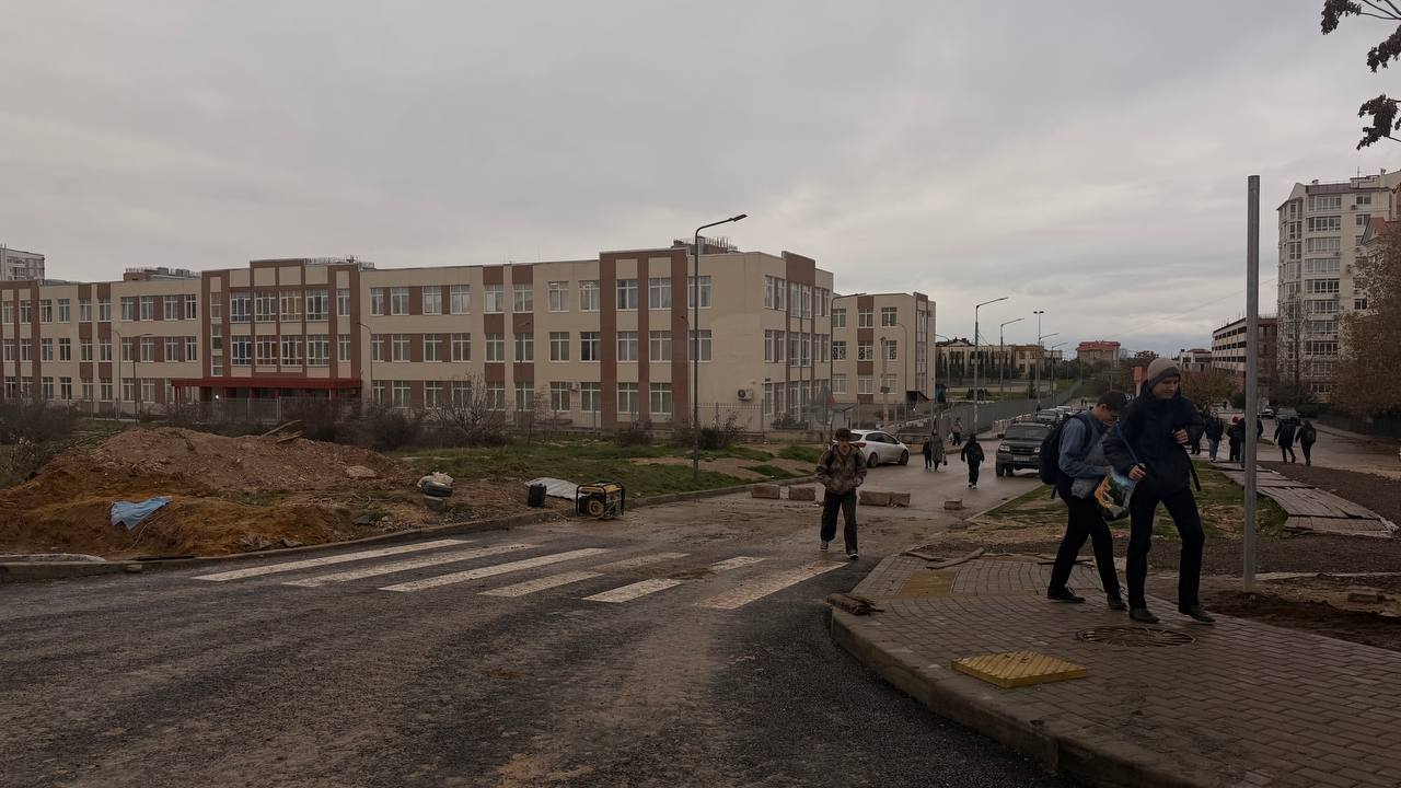 Власти Севастополя объяснили грядущими «археологическими исследованиями» дорогу к школе по «жиже грязи» Власти Севастополя объяснили грядущими «археологическими исследованиями» дорогу к школе по «жиже грязи»