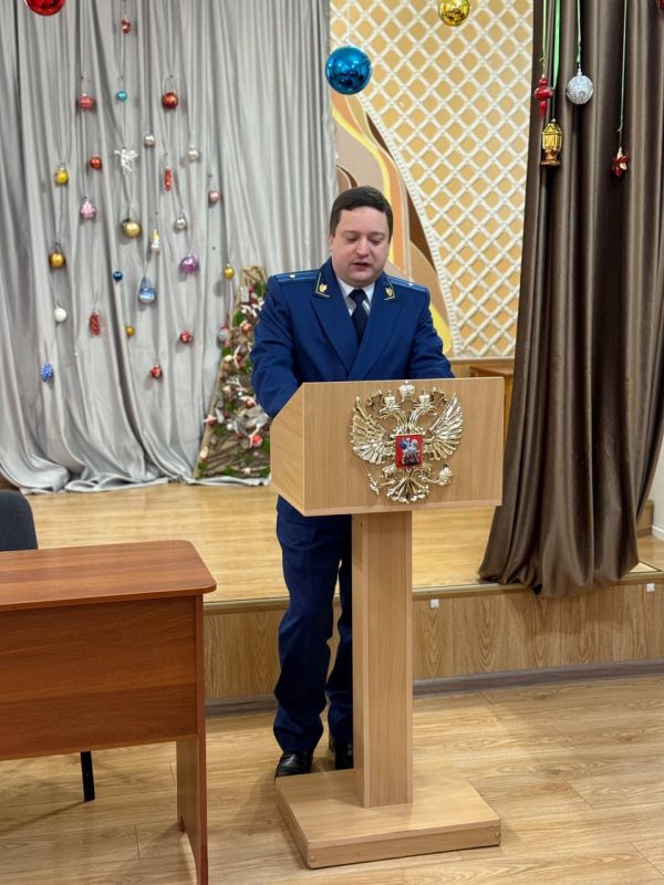 В Симферополе сотрудники прокуратуры провели лекцию о Конституции Российской Федерации для школьников В Симферополе сотрудники прокуратуры провели лекцию о Конституции Российской Федерации для школьников