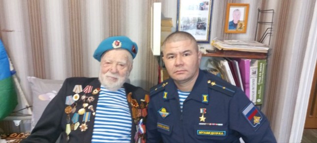 Александр Харламов: В День Героев Отечества ветерана Великой Отечественной войны, Почетного гражданина Советского района Владимира Ивановича Левина, на дому с праздником поздравил Гвардии младший лейтенант Ильяс Адельханович...