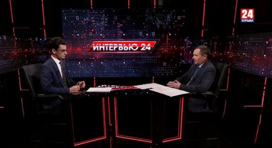 Заместитель министра ЖКХ Андрей Клищевский в эфире телеканала "Крым 24" рассказал о завершении работ по благоустройству общественных и дворовых территорий, об источниках их финансирования, современных стандартах, масштабных...