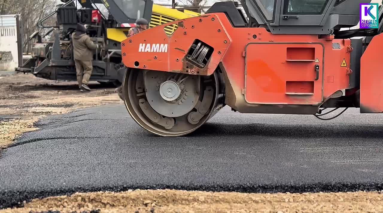На стадионе им. 50-летия Октября приступили к асфальтированию территории