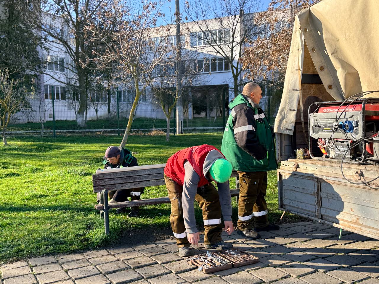 Сотрудники Службы городского хозяйства ремонтируют скамейки, установленные вдоль ул. Ворошилова Сотрудники Службы городского хозяйства ремонтируют скамейки, установленные вдоль ул. Ворошилова