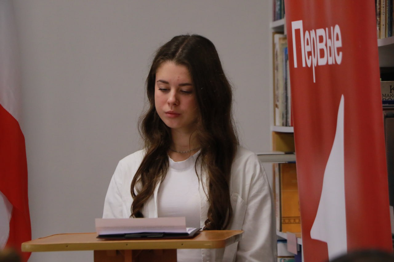 Ольга Урайкина: Ко Дню Конституции Российской Федерации в Бахчисарайской районной библиотеке им. А.С. Пушкина вручила 14-летним жителям Бахчисарайского района главные документы – паспорта граждан Российской Федерации Ольга Урайкина: Ко Дню Конституции Российской Федерации в Бахчисарайской районной библиотеке им. А.С. Пушкина вручила 14-летним жителям Бахчисарайского района главные документы – паспорта граждан Российской Федерации