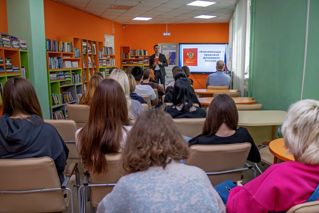 Иван Мезюхо: В преддверии Дня Конституции Российской Федерации встретился со студентами среднего профессионального образования в Крымской республиканской библиотеке для молодёжи (Симферополь) Иван Мезюхо: В преддверии Дня Конституции Российской Федерации встретился со студентами среднего профессионального образования в Крымской республиканской библиотеке для молодёжи (Симферополь)