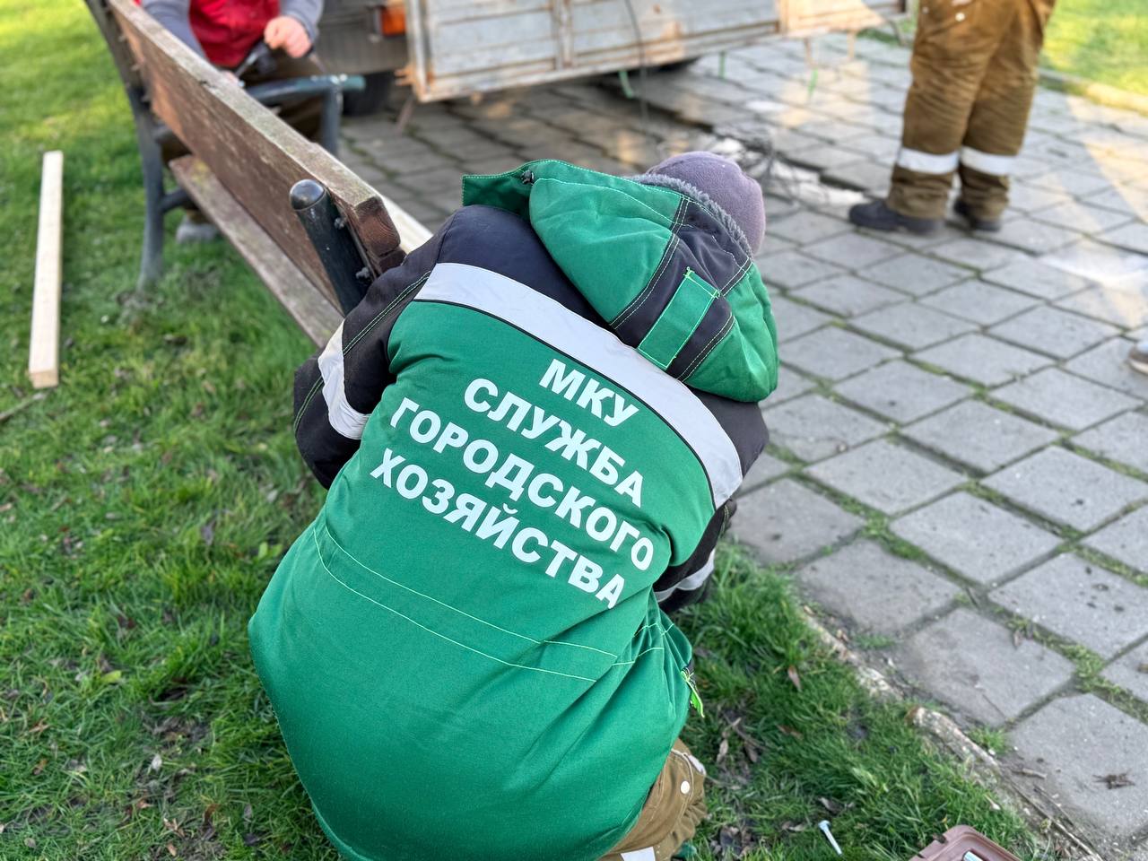 Сотрудники Службы городского хозяйства ремонтируют скамейки, установленные вдоль ул. Ворошилова Сотрудники Службы городского хозяйства ремонтируют скамейки, установленные вдоль ул. Ворошилова
