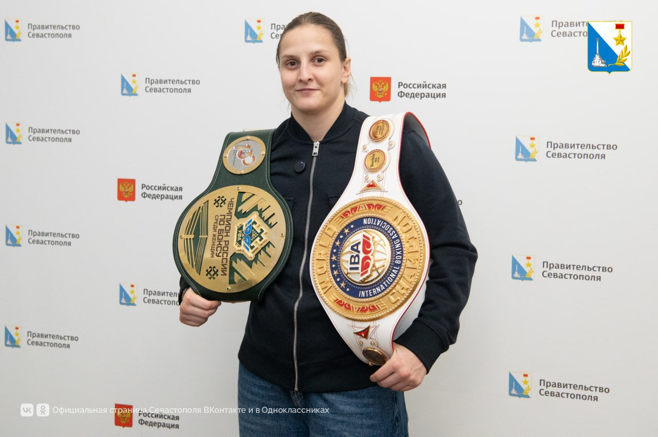 Губернатор поздравил севастопольскую спортсменку Елену Гапешину с завоеванием титула чемпионки России Губернатор поздравил севастопольскую спортсменку Елену Гапешину с завоеванием титула чемпионки России
