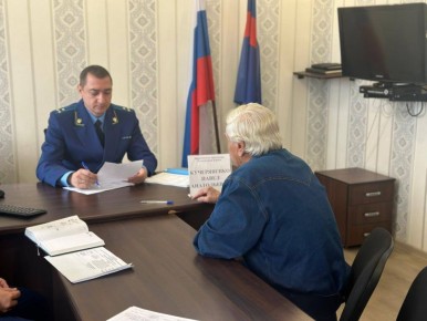 Вчера, 10 декабря 2025 года, заместитель прокурора Республики Крым Павел Кучерявенко в ходе рабочей поездки в Раздольненский и Черноморский районы провел личный прием граждан