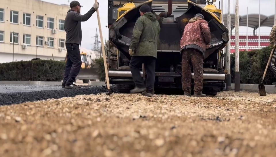 На стадионе им. 50-летия Октября приступили к асфальтированию территории На стадионе им. 50-летия Октября приступили к асфальтированию территории