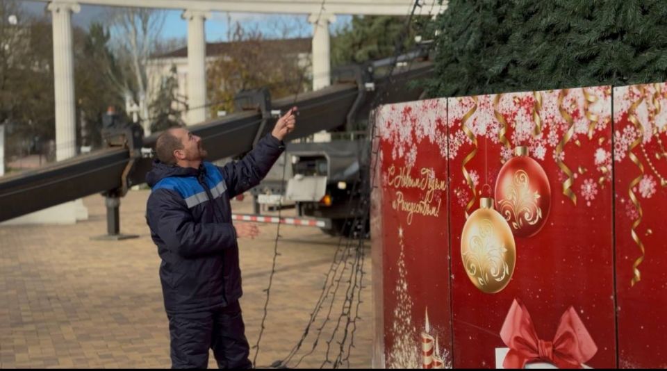 В Керчи приступили к украшению главной городской елки В Керчи приступили к украшению главной городской елки