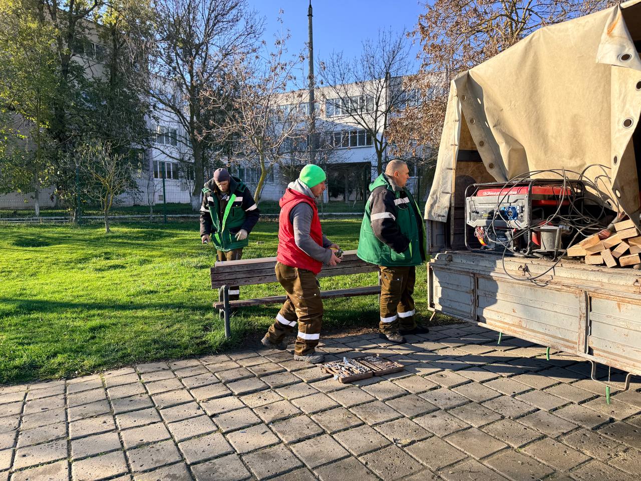 Сотрудники Службы городского хозяйства ремонтируют скамейки, установленные вдоль ул. Ворошилова Сотрудники Службы городского хозяйства ремонтируют скамейки, установленные вдоль ул. Ворошилова