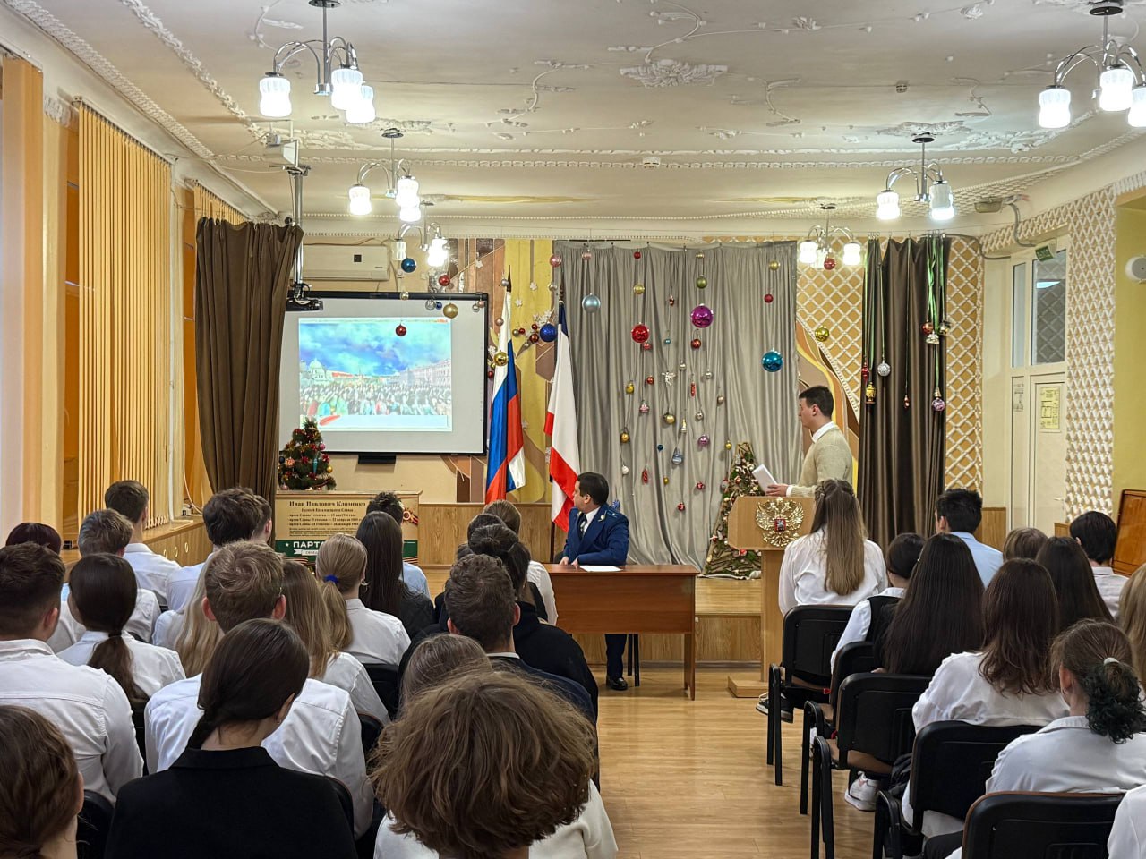 В Симферополе сотрудники прокуратуры провели лекцию о Конституции Российской Федерации для школьников В Симферополе сотрудники прокуратуры провели лекцию о Конституции Российской Федерации для школьников