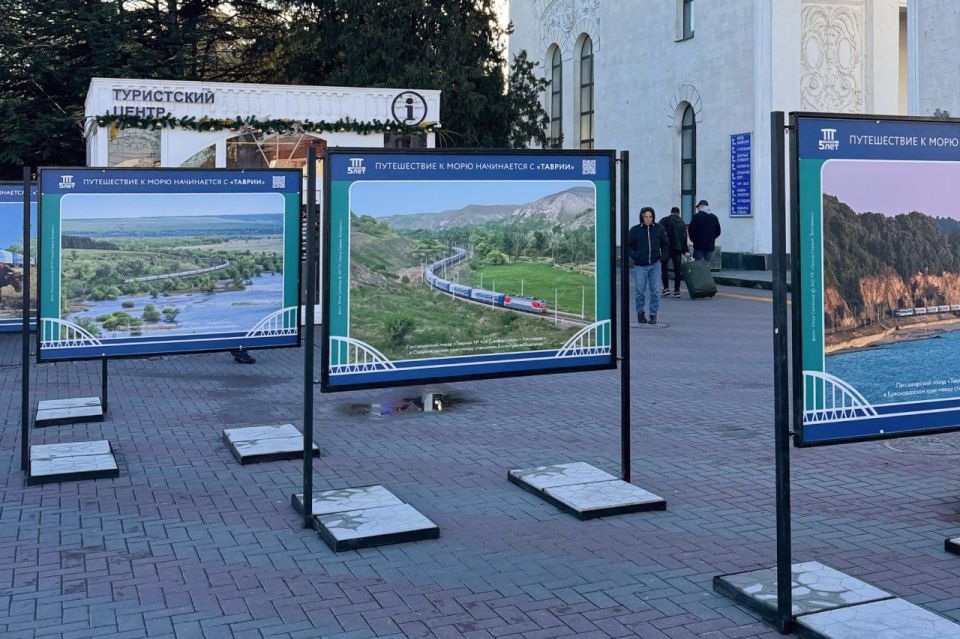 В Симферополе открылась передвижная фотовыставка, посвященная пятилетию запуска поездов «Таврия» через Крымский мост В Симферополе открылась передвижная фотовыставка, посвященная пятилетию запуска поездов «Таврия» через Крымский мост