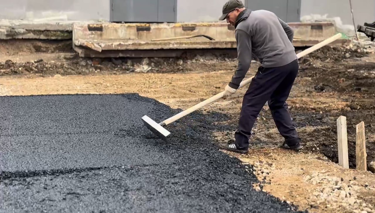 На стадионе им. 50-летия Октября приступили к асфальтированию территории На стадионе им. 50-летия Октября приступили к асфальтированию территории