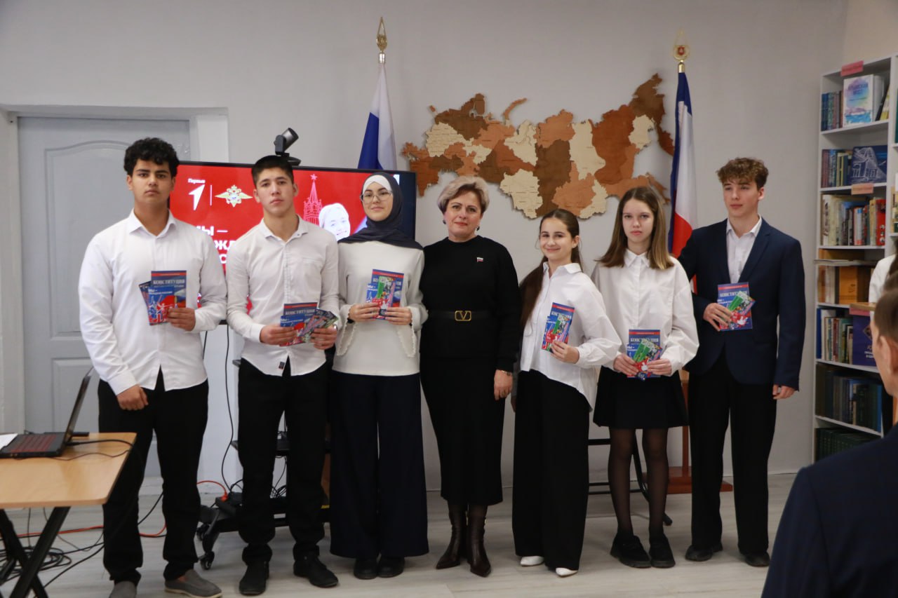 Ольга Урайкина: Ко Дню Конституции Российской Федерации в Бахчисарайской районной библиотеке им. А.С. Пушкина вручила 14-летним жителям Бахчисарайского района главные документы – паспорта граждан Российской Федерации Ольга Урайкина: Ко Дню Конституции Российской Федерации в Бахчисарайской районной библиотеке им. А.С. Пушкина вручила 14-летним жителям Бахчисарайского района главные документы – паспорта граждан Российской Федерации