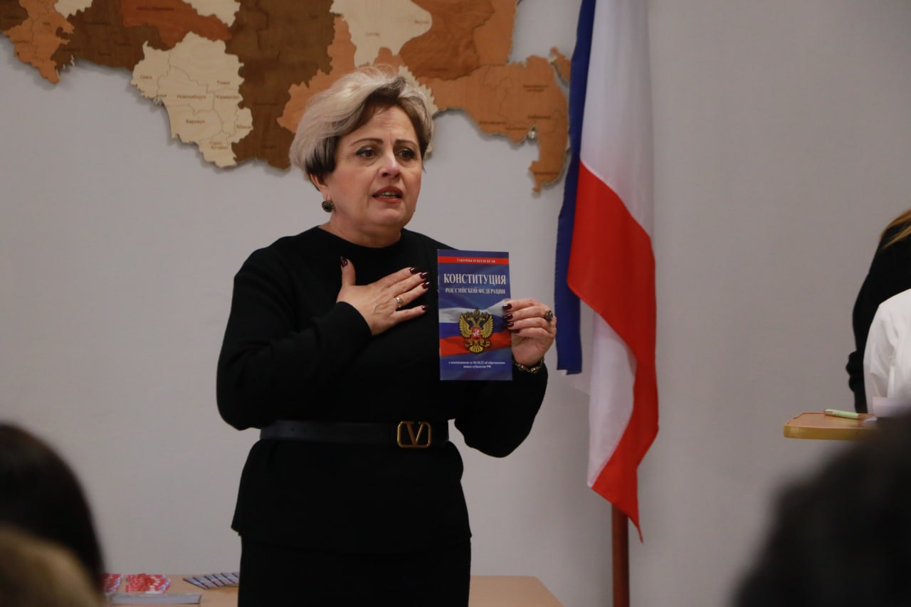 Ольга Урайкина: Ко Дню Конституции Российской Федерации в Бахчисарайской районной библиотеке им. А.С. Пушкина вручила 14-летним жителям Бахчисарайского района главные документы – паспорта граждан Российской Федерации Ольга Урайкина: Ко Дню Конституции Российской Федерации в Бахчисарайской районной библиотеке им. А.С. Пушкина вручила 14-летним жителям Бахчисарайского района главные документы – паспорта граждан Российской Федерации