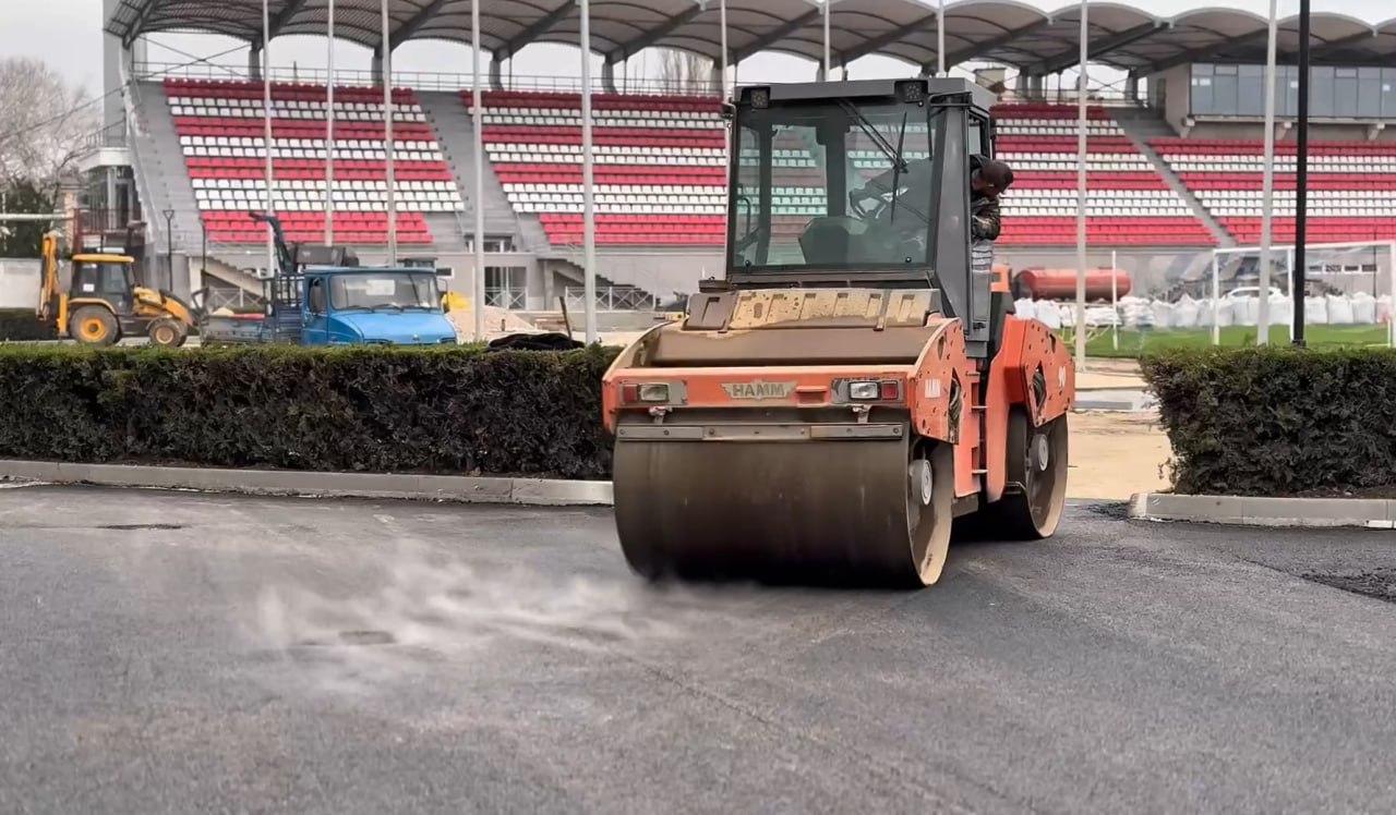 На стадионе им. 50-летия Октября приступили к асфальтированию территории На стадионе им. 50-летия Октября приступили к асфальтированию территории