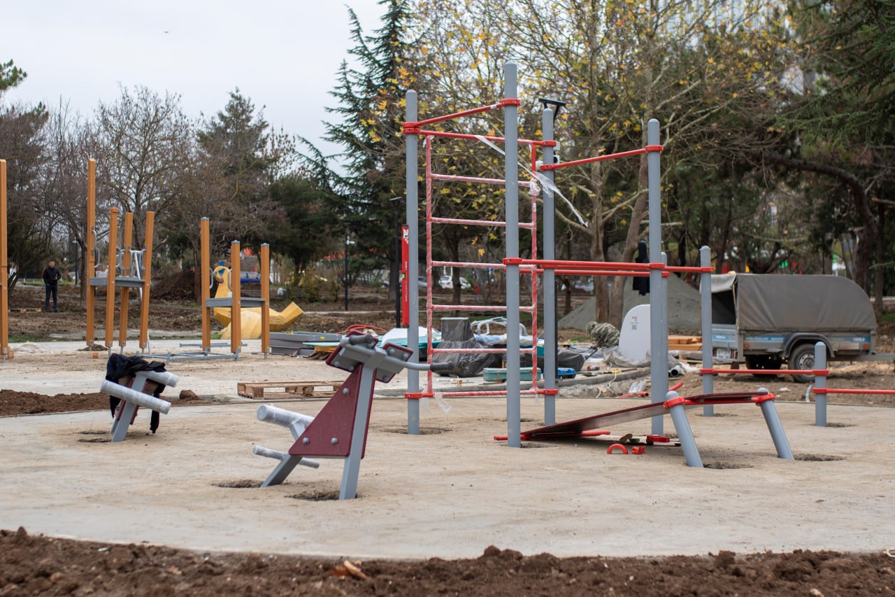 В Симферополе продолжается благоустройство Студенческого сквера В Симферополе продолжается благоустройство Студенческого сквера